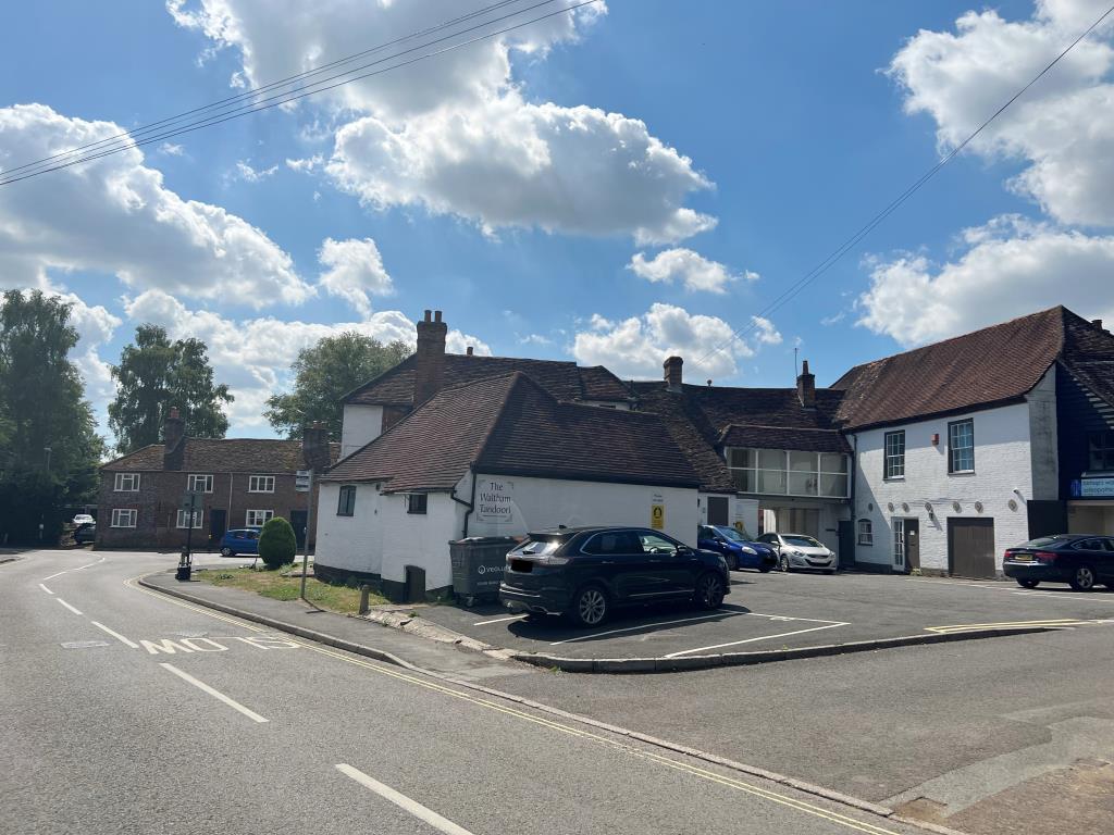 Lot: 125 - FREEHOLD INVESTMENT INCLUDING RESTAURANT WITH LIVING ACCOMMODATION OVER -